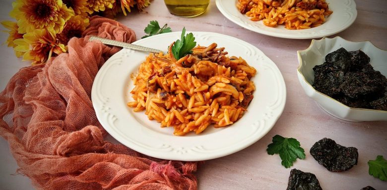 Youvetsi with calamari and sun-dried tomatoes