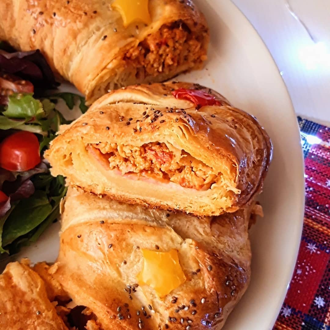 Delicious Stuffed Puff Pastry Wreath Recipe for Festive Feasts