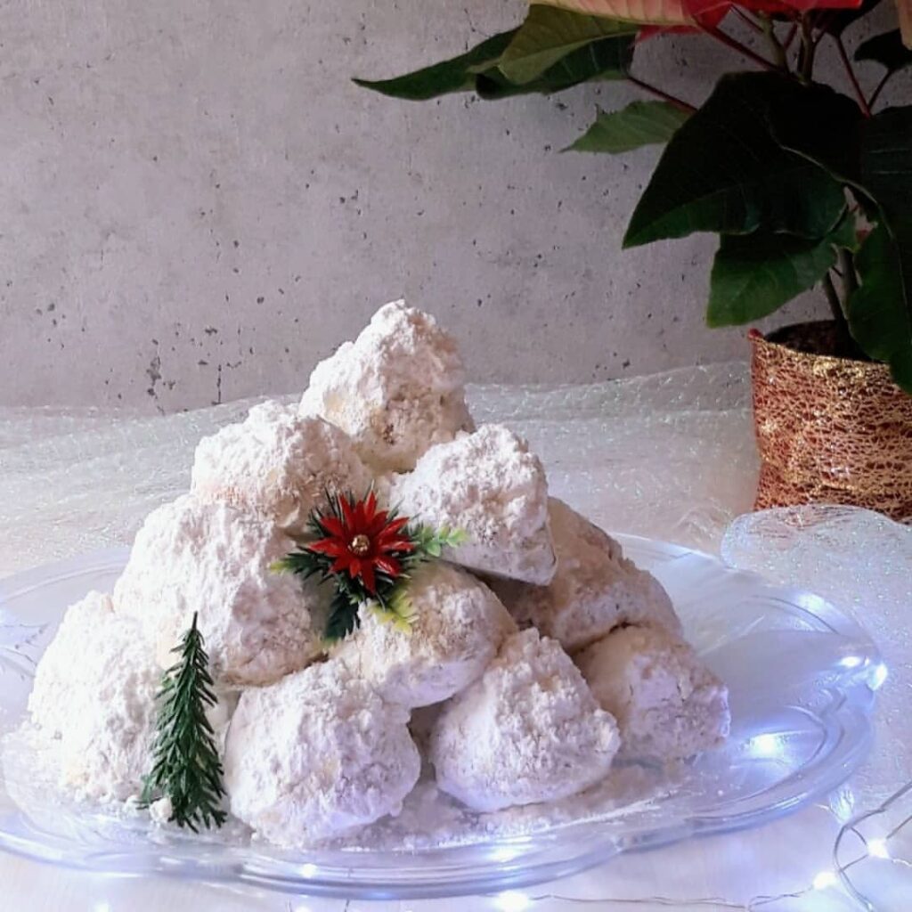 Traditional Kourabiedes Recipe: Greek Christmas Butter Cookies 1 Traditional Kourabiedes Recipe: Greek Christmas Butter Cookies